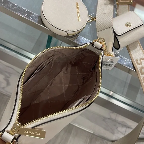 MICHAEL KORS
Jet Set Saffiano Leather Crossbody Bag with Case Apple Airpods Pro® - Picture 11 of 16